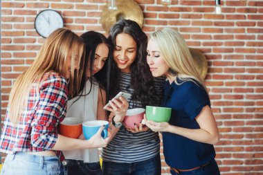 Grubun güzel gençleri sohbet etmekten ve kahve içmekten zevk alıyorlar, en iyi arkadaşlar birlikte eğleniyorlar, duygusal yaşam tarzı konsepti oluşturuyorlar..