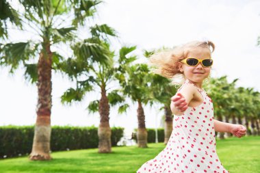 Bebeğim ağaçların yanındaki parkta