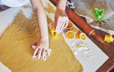 Kurabiye pişirmek. Güzel Noel Tatlıları. Mutlu yıllar.