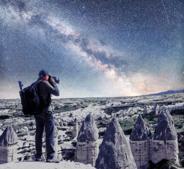 İnsan, yıldızların altında vadi aşkının fotoğraflarını çeker. Kapadokya, Türkiye