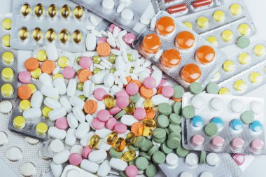 Mühürlü bir paket yüzey üzerinde farklı renkteki hapları yalan