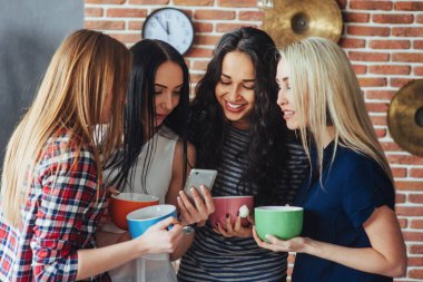 Grubun güzel gençleri sohbet etmekten ve kahve içmekten zevk alıyorlar, en iyi arkadaşlar birlikte eğleniyorlar, duygusal yaşam tarzı konsepti oluşturuyorlar..