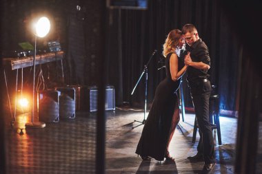 Karanlık odada ışığın altında yetenekli dansçılar gösteri yapıyor. İlk aşk, tutku, zarafet sanatı. Sevgililer Günü.