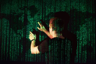 Kafkasyalı bir adam ve sanal gerçeklik VR kulaklığının çifte pozlandırılması muhtemelen bir oyuncu ya da hackerın kodu güvenli bir ağa ya da sunucuya kırmasıdır.