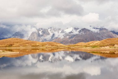 Koruldi Dağı Gölü. Yukarı Svaneti, Gürcistan, Avrupa Kafkas Dağları