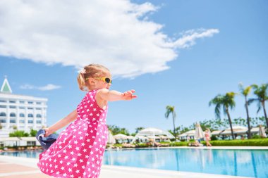 Yazın açık havada mutlu bir kızın portresi. Amara Dolce Vita Luxury Oteli. Tatil köyü. Tekirova-Kemer. Türkiye