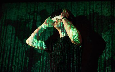 Kafkasyalı bir adam ve sanal gerçeklik VR kulaklığının çifte pozlandırılması muhtemelen bir oyuncu ya da hackerın kodu güvenli bir ağa ya da sunucuya kırmasıdır.