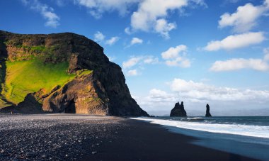 Ünlü Reynisdrangar kaya oluşumları siyah Reynisfjara Plajı'nda. Vik, Güney İzlanda yakınındaki Atlantik Okyanusu kıyısında.