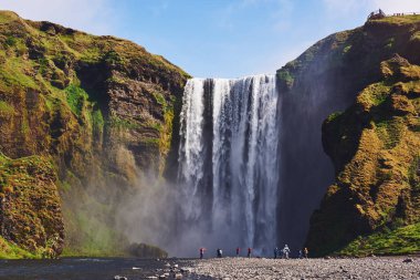 Büyük Şelale içinde Skogafoss İzlanda güneyinde Skogar kasaba yakınlarında. Dramatik ve güzel sahne.