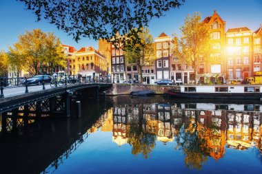 Gün batımında Amsterdam kanal. Amsterdam Hollanda başkenti ve en kalabalık şehridir.