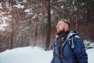 Sırt çantalı Gezgin Seyahat Yaşam Tarzı macera konsepti açık havada aktif tatiller. Kozalaklı ağaçlar ve beyaz karla kaplı güzel bir manzara..