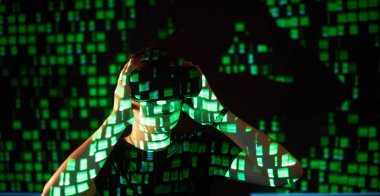 Kafkasyalı bir adam ve sanal gerçeklik VR kulaklığının çifte pozlandırılması muhtemelen bir oyuncu ya da hackerın kodu güvenli bir ağa ya da sunucuya kırmasıdır.