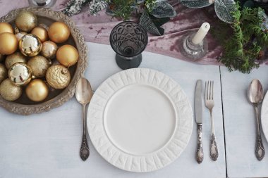 Noel yemeği için servis edilen masa oturma odası, üst manzara.