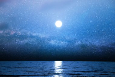 Denizin üzerinde mavi bir gece gökyüzü. Güzellik dünyası