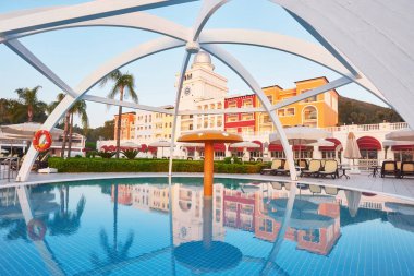 Yüzme havuzu ve lüks otelin plajı. Tip eğlence kompleksi. Amara Dolce Vita Luxury Oteli. Tatil köyü. Tekirova-Kemer. Türkiye