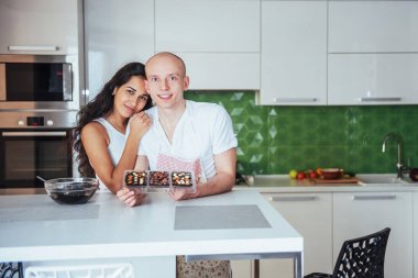 Çikolata hazırlamak. Mutfakta çikolata yapmak. Çikolatalı mutlu çift.