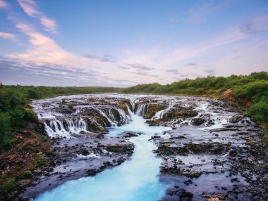 Karla kaplı dağlar ve buzulların yumuşak yamaçları. Harika İzlanda bahar. Harika dramatik bulutlar.