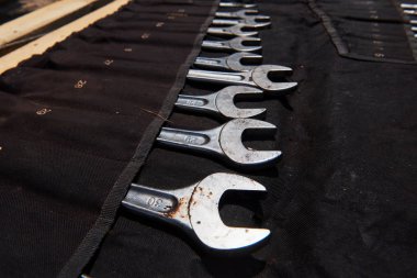 Mekanik araçları ayarla. Çalışmak için farklı araçlar kullanan profesyonel araba tamircisi.