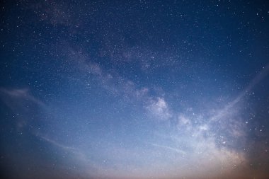 Yıldızlar, nebula ve galaksiyle dolu canlı bir gece göğü. Derin gökyüzü gökyüzü fotoğrafı.