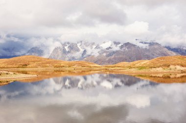 Koruldi Dağı Gölü. Yukarı Svaneti, Gürcistan, Avrupa Kafkas Dağları