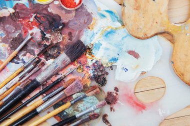 Fırçalı renkli boya paleti. Kopyalama alanı olan üst görünüm.