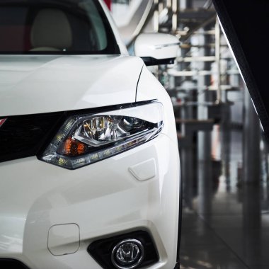 Farlar ve yeni lüks bir arabanın kaputu..