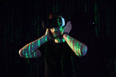 Kafkasyalı bir adam ve sanal gerçeklik VR kulaklığının çifte pozlandırılması muhtemelen bir oyuncu ya da hackerın kodu güvenli bir ağa ya da sunucuya kırmasıdır.