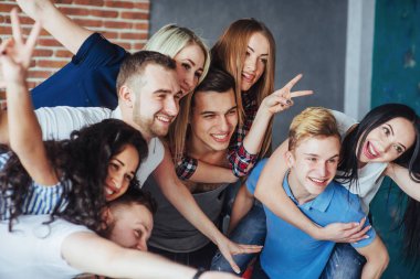 Güzel gençler bir kafede selfie çekiyor, en iyi arkadaşlar kızlar ve oğlanlar birlikte eğleniyor, duygusal hayat tarzı konsepti oluşturuyor..