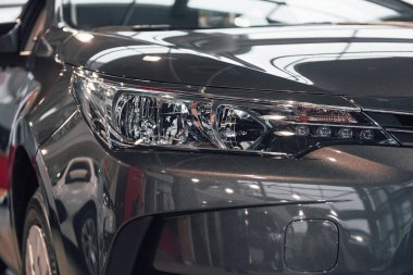 Farlar ve siyah lüks bir arabanın kaputu..