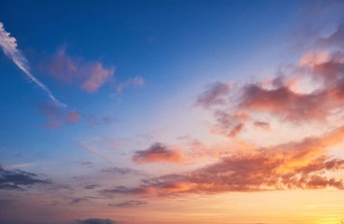 Gökyüzü, Parlak Mavi, Turuncu ve Sarı Renkli Günbatımı. Anında Fotoğraf