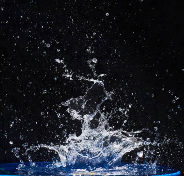 Su sıçraması, su sıçraması, siyah arka planda izole edilmiş.