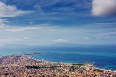 Bahar deniz kıyısında şehir Trapany Panoraması. Sicilya, İtalya Europe