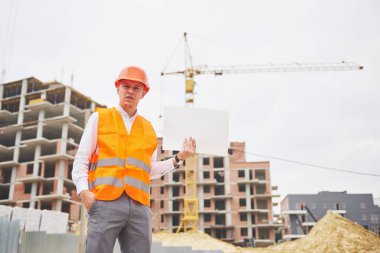 mimari ve ev yenileme kavramı - blueprint Fabrikası ile eldiven ve kask içinde adam.