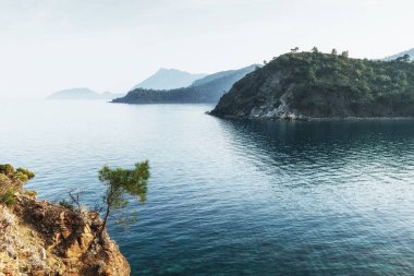 Akdeniz 'in mavi dalgası Akdeniz' de, Türk kıyılarında. Türkiye