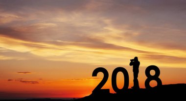 2018 yılının genç fotoğrafçısı. Günbatımının yeni yıl arkaplanı..