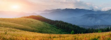 Dağlarda gün batımı. Dramatik bir gökyüzü. Carpathian, Ukrayna Avrupa