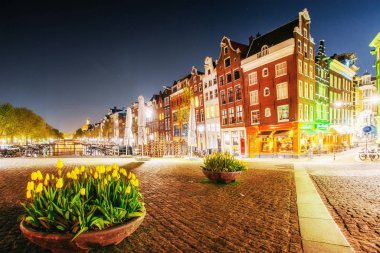 Gün batımında Amsterdam kanal. Amsterdam Hollanda başkenti ve en kalabalık şehridir.