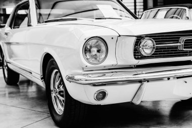 farlar ve Ön tampon üzerinde vintage bir otomobil bir closeup.