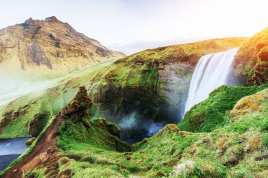 Okyanus ve Reynisfjall mount İzlanda manzara