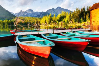 Tekne rıhtımda Dağları çevrili. Fantastik Shtrbske Pleso yüksek Tatras. Slovakya, Europe.