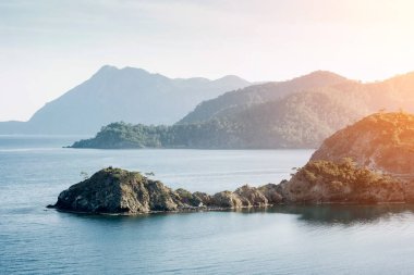Akdeniz 'in mavi dalgası Akdeniz' de, Türk kıyılarında. Türkiye