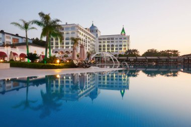 Yüzme havuzu, lüks otel, açık havuz ve spa. Amara Dolce Vita Luxury Oteli. Tatil köyü. Tekirova-Kemer. Türkiye