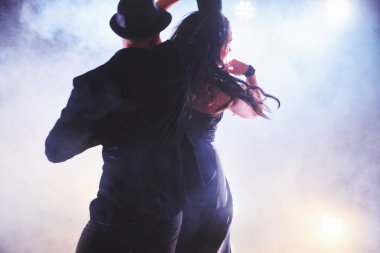 Yetenekli dansçılar konser ışık ve duman altında karanlık odada gerçekleştirme. Şehvetli çift bir sanatsal ve duygusal çağdaş dans performans.