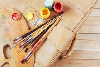 Suluboya boya, Sanat fırçalar tuval üzerine bir kutu. Kopya alanı ile Üstten Görünüm.
