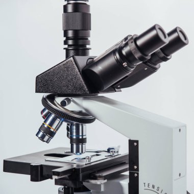 Laboratuvardaki mikroskobu kapat.