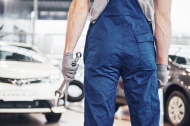 Garajında İngiliz anahtarı olan araba tamircisinin elleri..