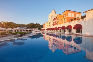 Tip eğlence kompleksi. Türkiye 'de yılda 5 milyondan fazla ziyaretçi bulunan havuzlu ve su parklı popüler tatil beldesi. Amara Dolce Vita Luxury Oteli. Tatil köyü. Tekirova-Kemer