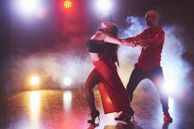 Yetenekli dansçılar konser ışık ve duman altında karanlık odada gerçekleştirme. Şehvetli çift bir sanatsal ve duygusal çağdaş dans performans.