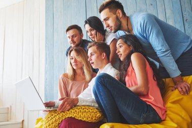 Sosyal Medya Kavramını Asan Yaratıcı Genç Arkadaşlar Grubu. Çalışma Sürecinde Yaratıcı Proje Tartışılan, Oyun Oynayan veya Video Film İzleyen İnsanlar.