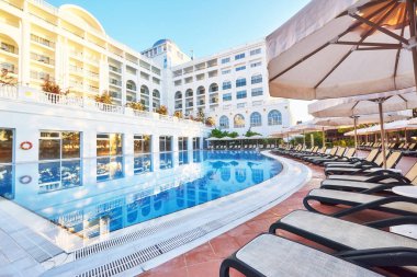 Popüler tatil beldesi Amara Dolce Vita Lüks Otel. Türkiye 'de deniz kıyısı boyunca havuzlar, su parkları ve eğlence alanlarıyla. Tekirova-Kemer.